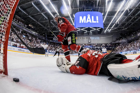 Malmö Redhawkss Carl Persson och Malmö Redhawkss målvakt
