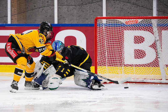Luleås Viivi Vainikka gör 0-1 bakom AIKs målvakt Mariah