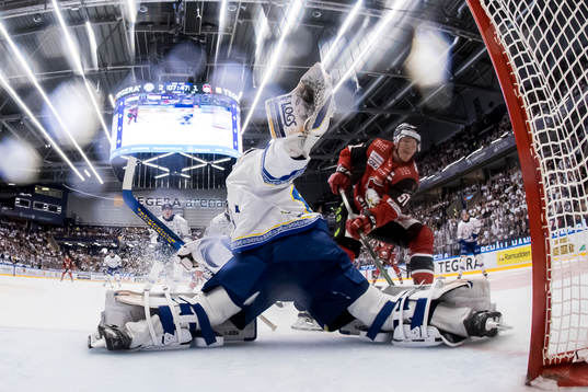 Malmö Redhawkss Emil Sylvegård och Leksands målvakt