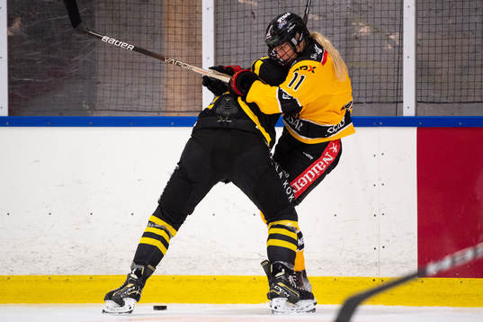 AIKs Emma Eriksson och Luleås Josefine Persson