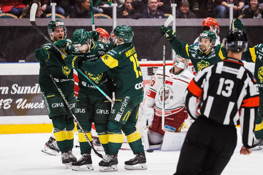 Björklövens Gustav Possler jublar med lagkamrater