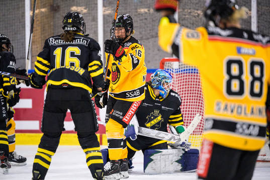 Luleås Petra Nieminen jublar