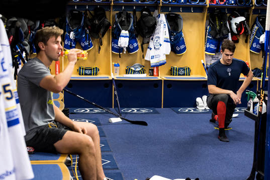 Leksands Matt Caito innan  ishockeymatchen i SHL mellan