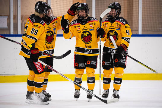 Luleås Noora Tulus jublar med Jenni Hiirkoski, Ronja