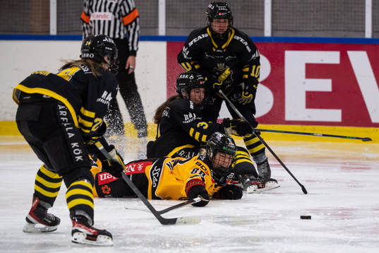 Luleås Ronja Savolainen och AIKs Moa Söderholm och Mille