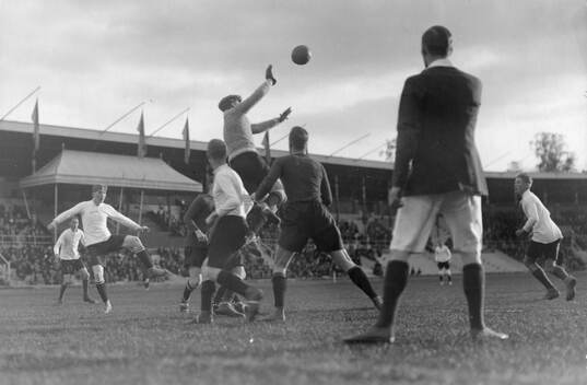 Fotboll, Lund - Uppsala. Universitetsmatch* . Stockholms