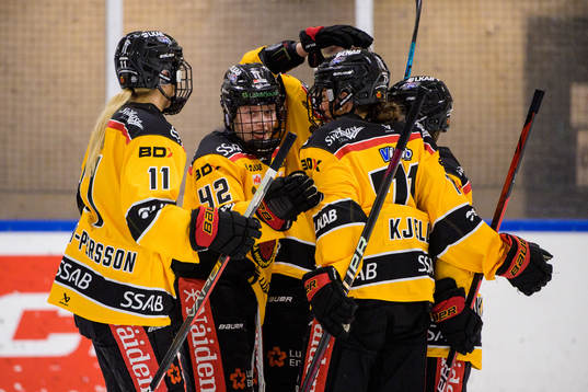 Luleås Viivi Vainikka jublar med lagkamrater