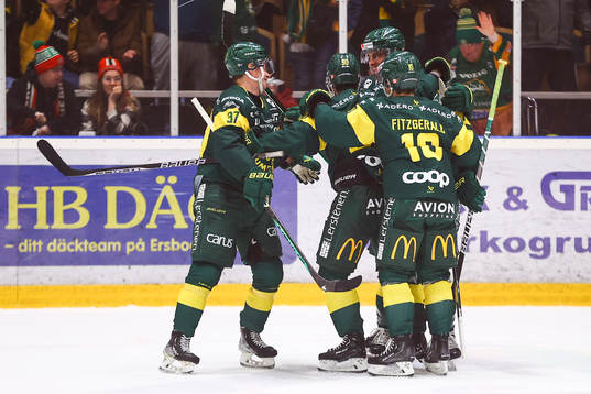 Björklövens Gerry Fitzgerald jublar med lagkamrater