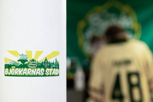 Ett klistermärke med Björklövcens logo på
