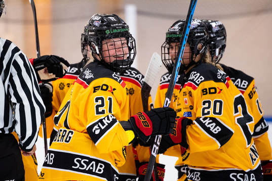 Luleås Astrid Lindeberg jublar med lagkamrater