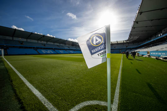 Interiör av Eleda Stadion med hörnflagga