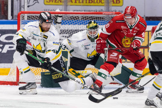 Östersunds David Westlund och målvakt Samu Perhonen och