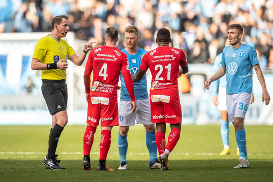 Domare Andreas Ekberg i diskussion med Värnamos Evaldo