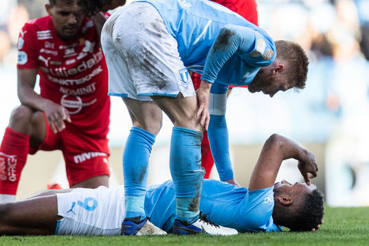 Malmö FFs Isaac Kiese Thelin har ont