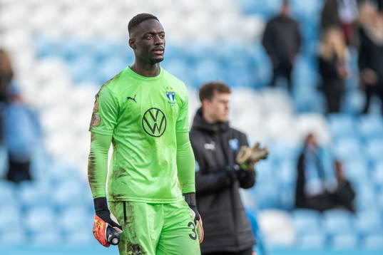 Malmö FFs målvakt Ismael Diawara deppar