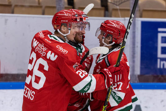 Moras Kevin Hancock jublar med Isac Heens och Patrick