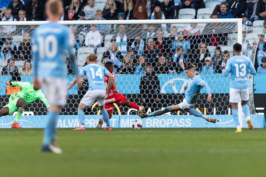 Värnamos Abdussalam Magashy och Malmö FFs Dennis