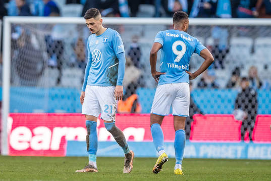 Malmö FFs Dennis Hadzikadunic och Isaac Kiese Thelin deppar