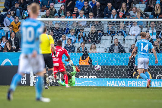 Malmö FFs målvakt Ismael Diawara räddar boll från