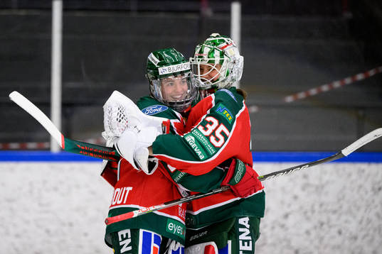 Frölundas Sarah-Eve Coutu-Godbout och målvakt Stephanie