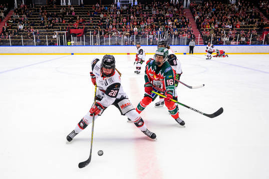 Malmö Redhawks Silke Glud och Frölundas Jennifer Carlsson
