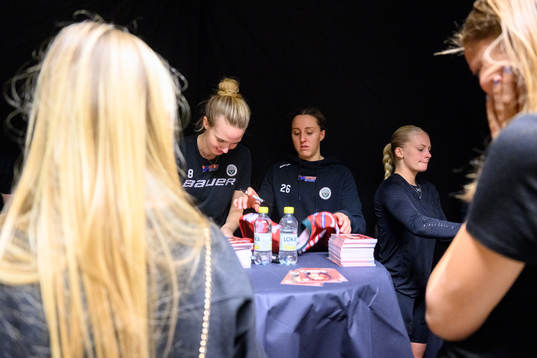 Frölundas Karin Svedberg och Hanna Olsson skriver