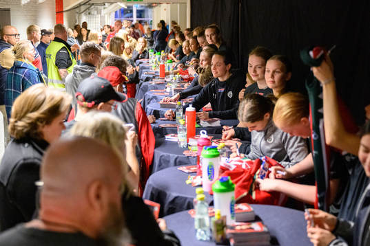 Frölundas spelare skriver autografer