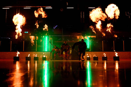 Frölundas spelare åker in på isen innan ishockeymatchen