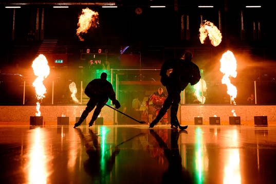 Frölundas spelare åker in på isen innan ishockeymatchen