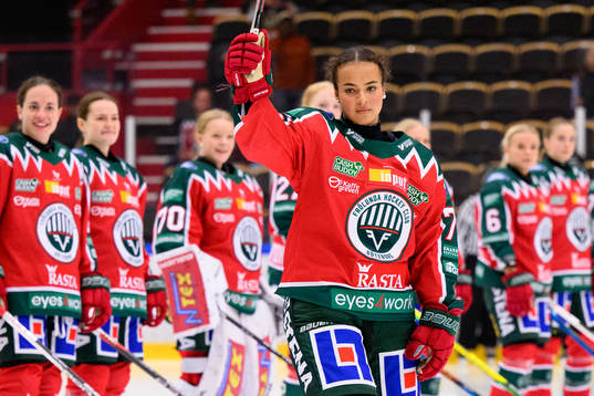 Frölundas Holly Boney vid lineup innan ishockeymatchen i