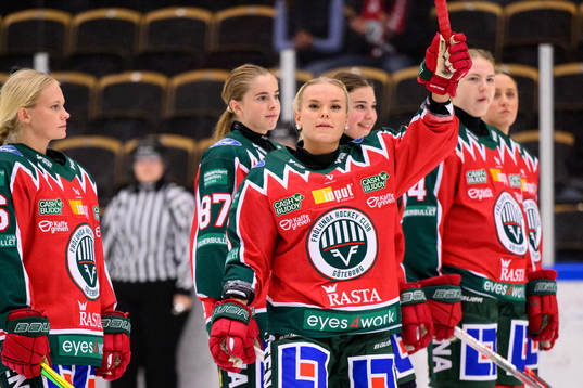 Frölundas Maja Beverin vid lineup innan ishockeymatchen i