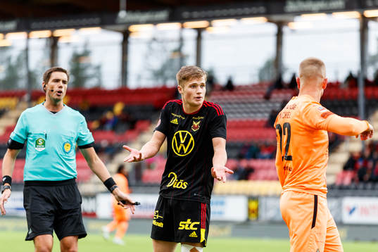 Östersunds Sebastian Karlsson Grach i dispyt med AFC