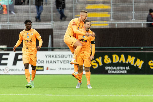 AFC Eskilstunas Abdelkarim Mammar Chaouche jublar med
