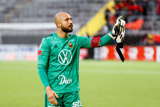 Östersunds målvakt Aly Keita tackar publiken