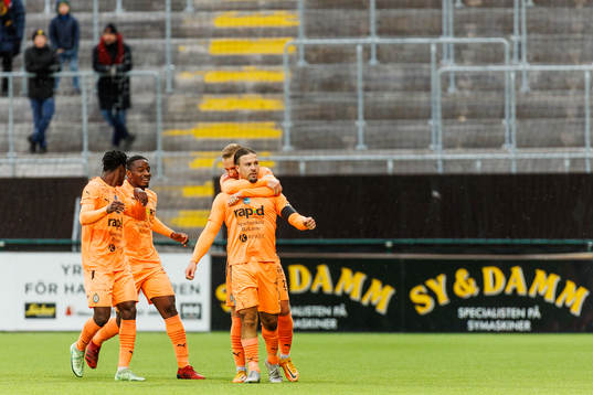 AFC Eskilstunas Abdelkarim Mammar Chaouche jublar med