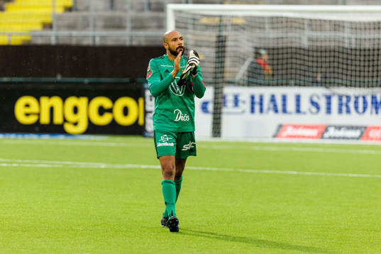 Östersunds målvakt Aly Keita deppar