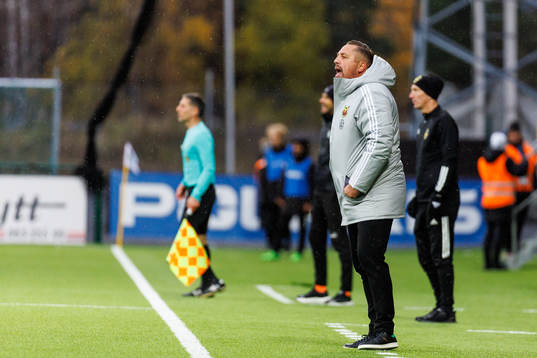 Östersunds tränare Magnus Powell reagerar
