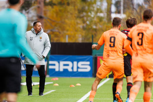 Östersunds tränare Magnus Powell deppar