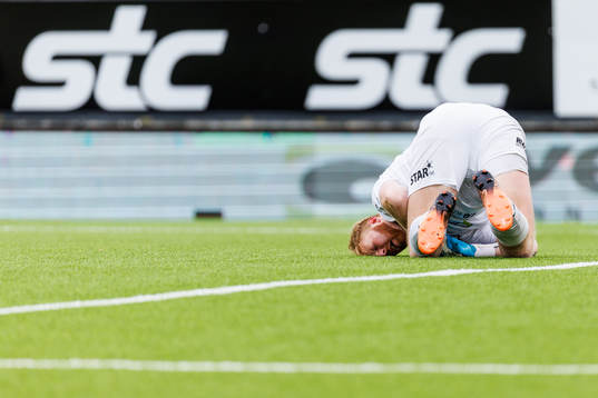 AFC Eskilstunas målvakt Nick Wolters  har ont