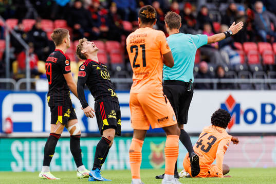 Östersunds Henrik Bellman reagerar