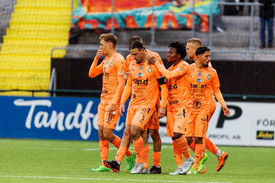 AFC Eskilstunas Abdelkarim Mammar Chaouche jublar med