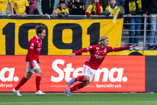 Kalmars Sebastian Nanasi jublar med Johan Karlsson