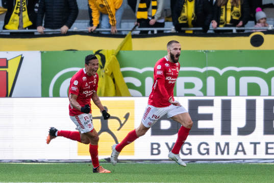Kalmars Romario Pereira Sipiao och Filip Sachpekidis jublar