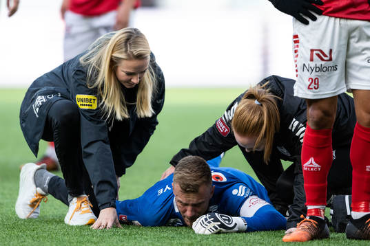 Kalmars målvakt Ricardo Friedrich har ont och får vård