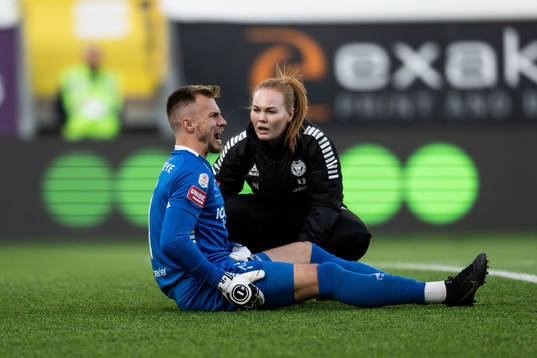 Kalmars målvakt Ricardo Friedrich har ont och får vård