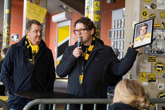 Före detta Elfsborgsspelaren Mathias Svensson hedras som