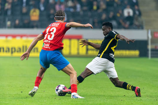 Helsingborgs Wilhelm Loeper och AIKs Erick Otieno Ouma