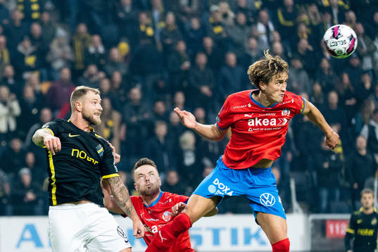 AIKs Nabil Bahoui och Helsingborgs Viljormur Davidsen och