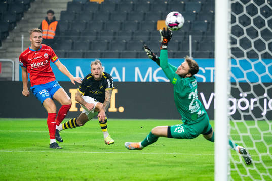AIKs John Guidetti gör 1-0 bakom Helsingborgs målvakt
