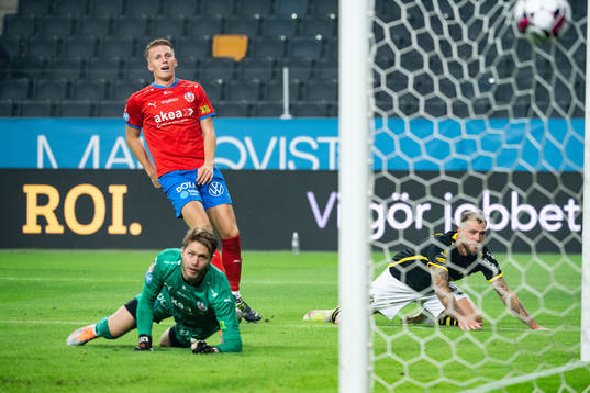AIKs John Guidetti gör 1-0 bakom Helsingborgs målvakt